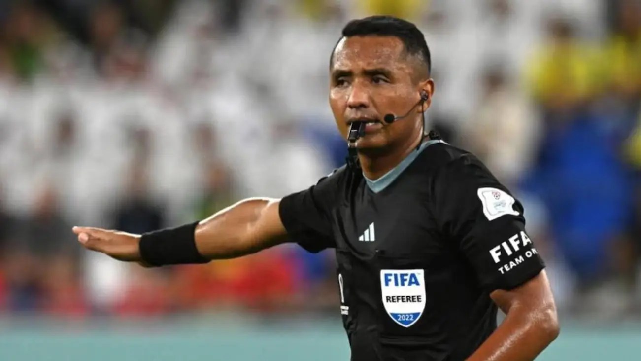 ¡No le tiembla la mano para dibujar rojos! Este es el árbitro del partido Suiza Colombia 2 árbitro salvadoreño