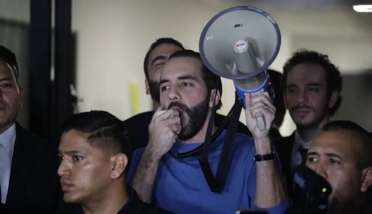 Nayib Bukele oficializa su candidatura presidencial tras arrasar en las primarias de su partido «Nuevas Ideas» Nayib Bukele oficializa su candidatura presidencial tras arrasar en las primarias de su partido «Nuevas Ideas»