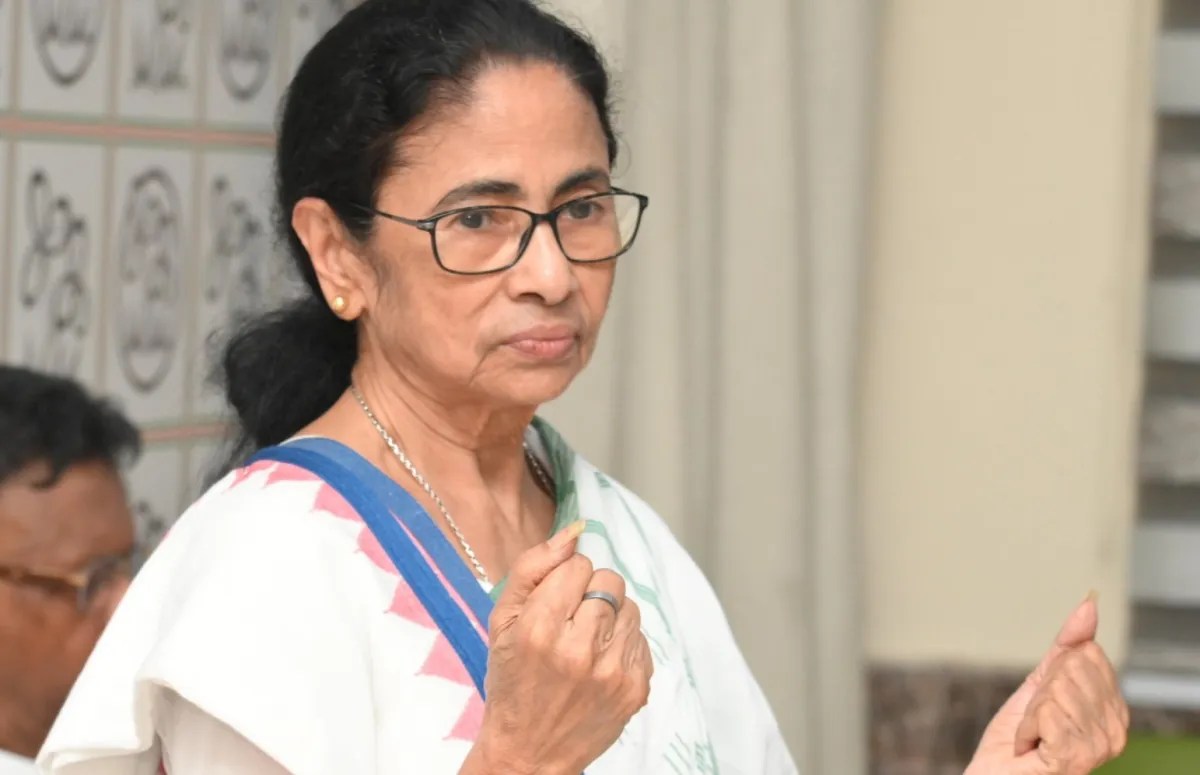 তৃণমূলের অন্দরে অশনি সংকেত, পুরবোর্ড বাঁচাতে এবার কালীঘাটে জরুরি বৈঠক মমতার – এবেলা