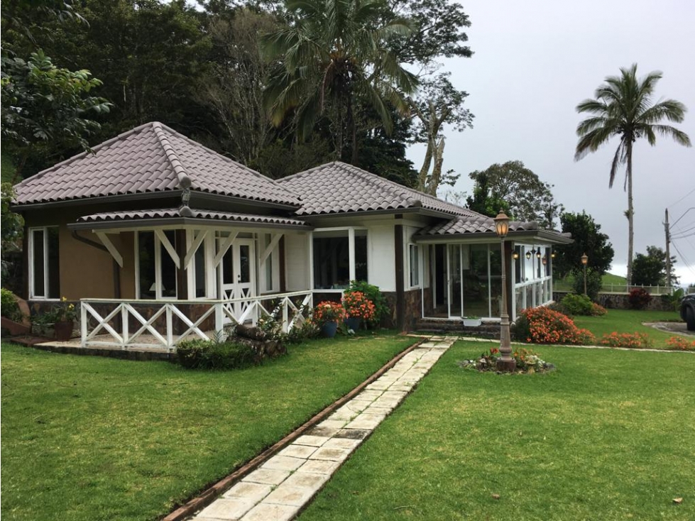 Se Vende Hermosa Cabaña en Altos del Maria US180,000 USD