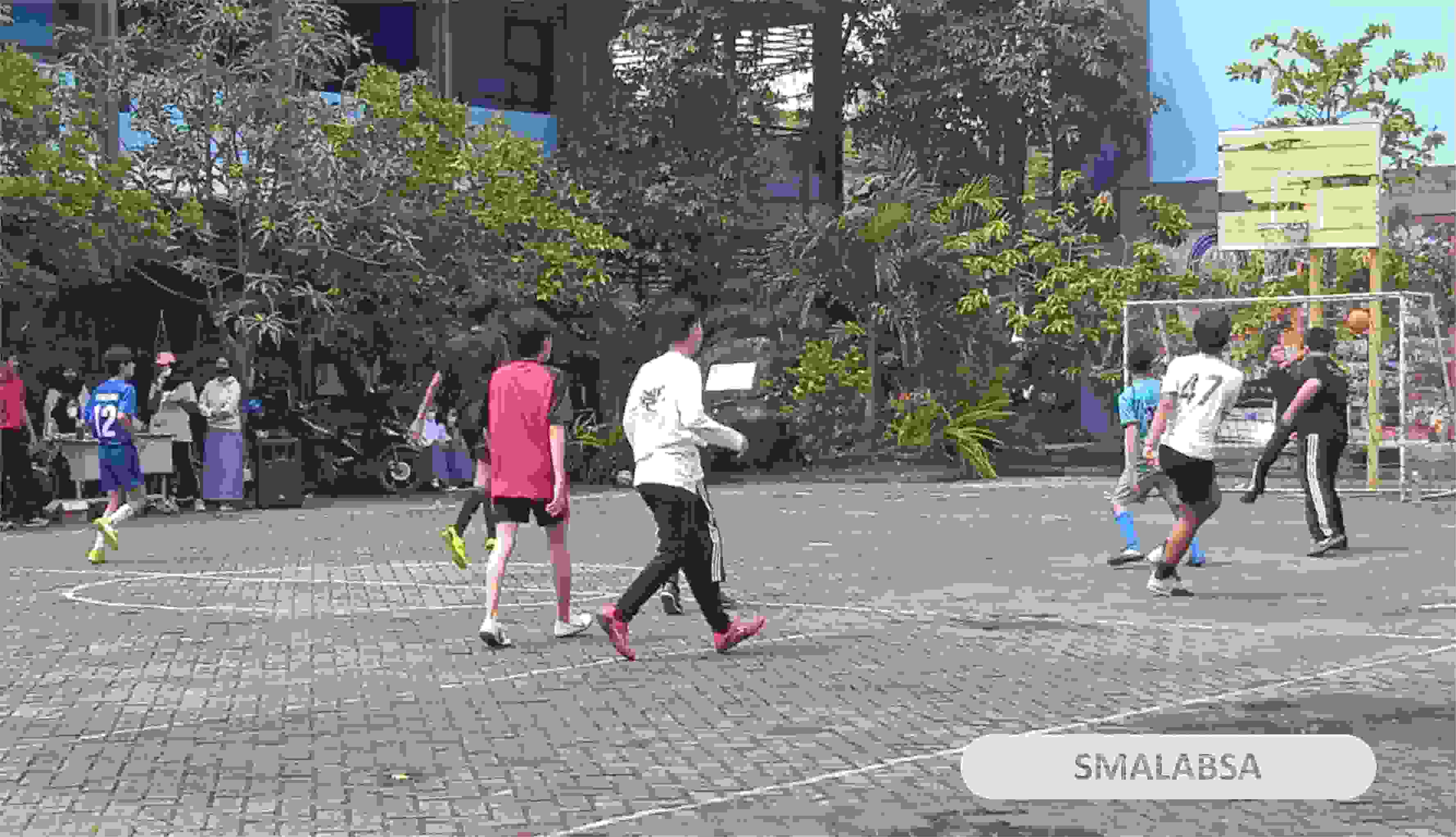 Melestarikan Permainan Tradisional melalui Class Meeting SMA Labschool Unesa 1