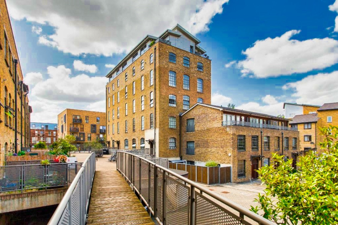 Connaught Works, Old Ford Road, Victoria Park Statuum