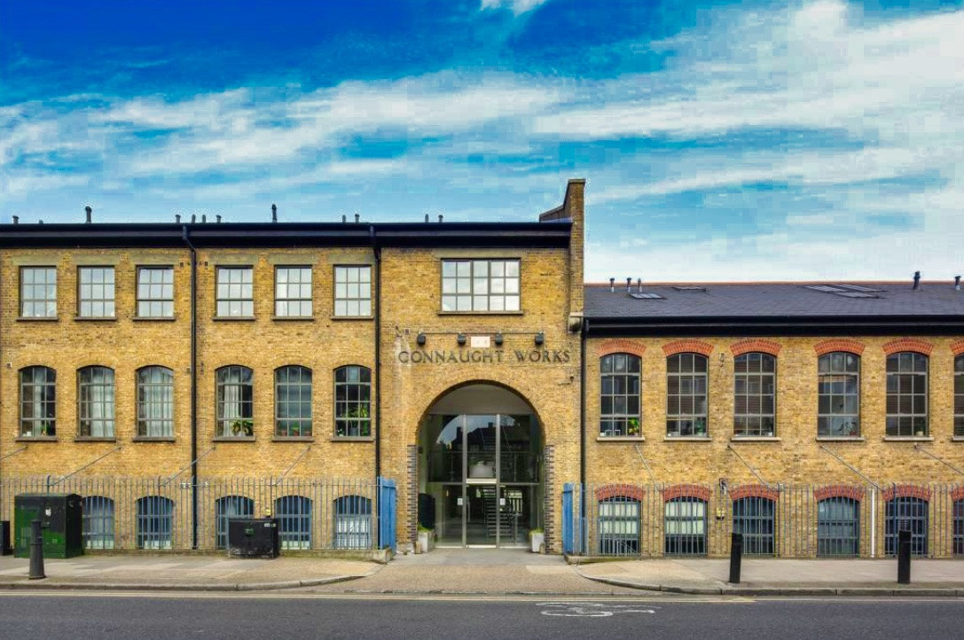 Connaught Works, Old Ford Road, Victoria Park Statuum