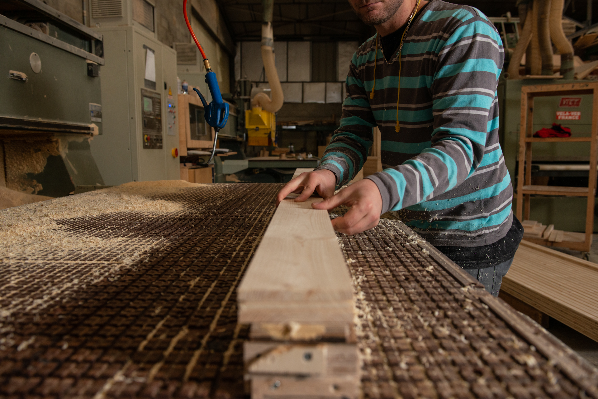 Travail bois massif, OSB, panneaux 3 plus, vieux bois, ordinaire & précieux