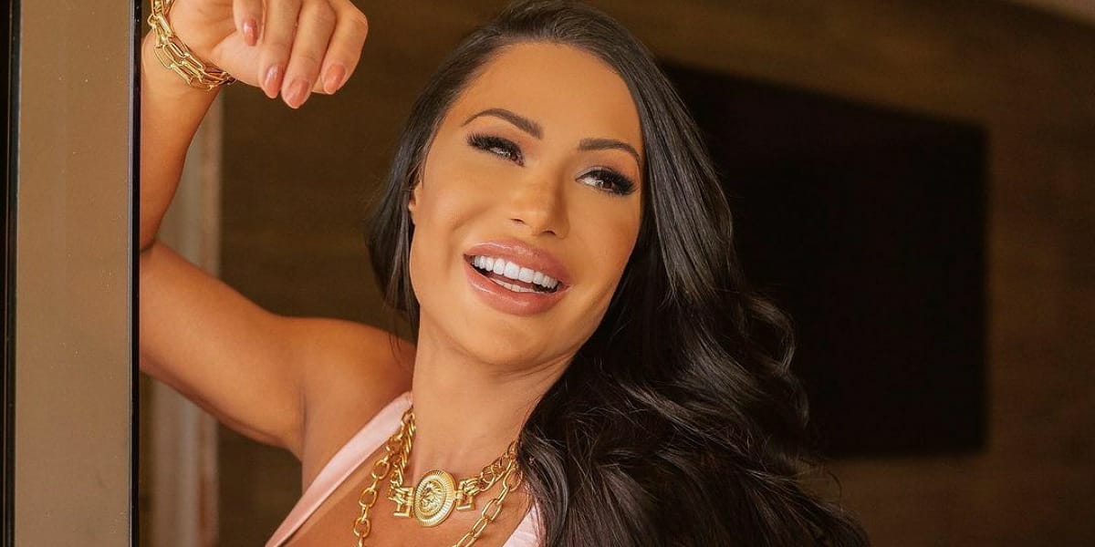 Gracyanne Barbosa mostra detalhe de tatuagem para Belo no cóccix Gracyanne Barbosa surge completamente nua e deixa escapar tatuagem