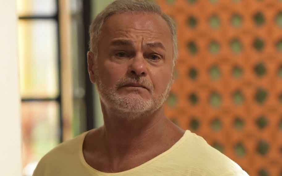 Assim vive Kadu Moliterno, aos 70 anos de idade e afastado da TV