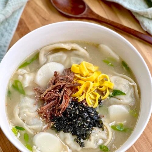 Tteok Mandu Guk (Rice Cake Soup with Dumplings)