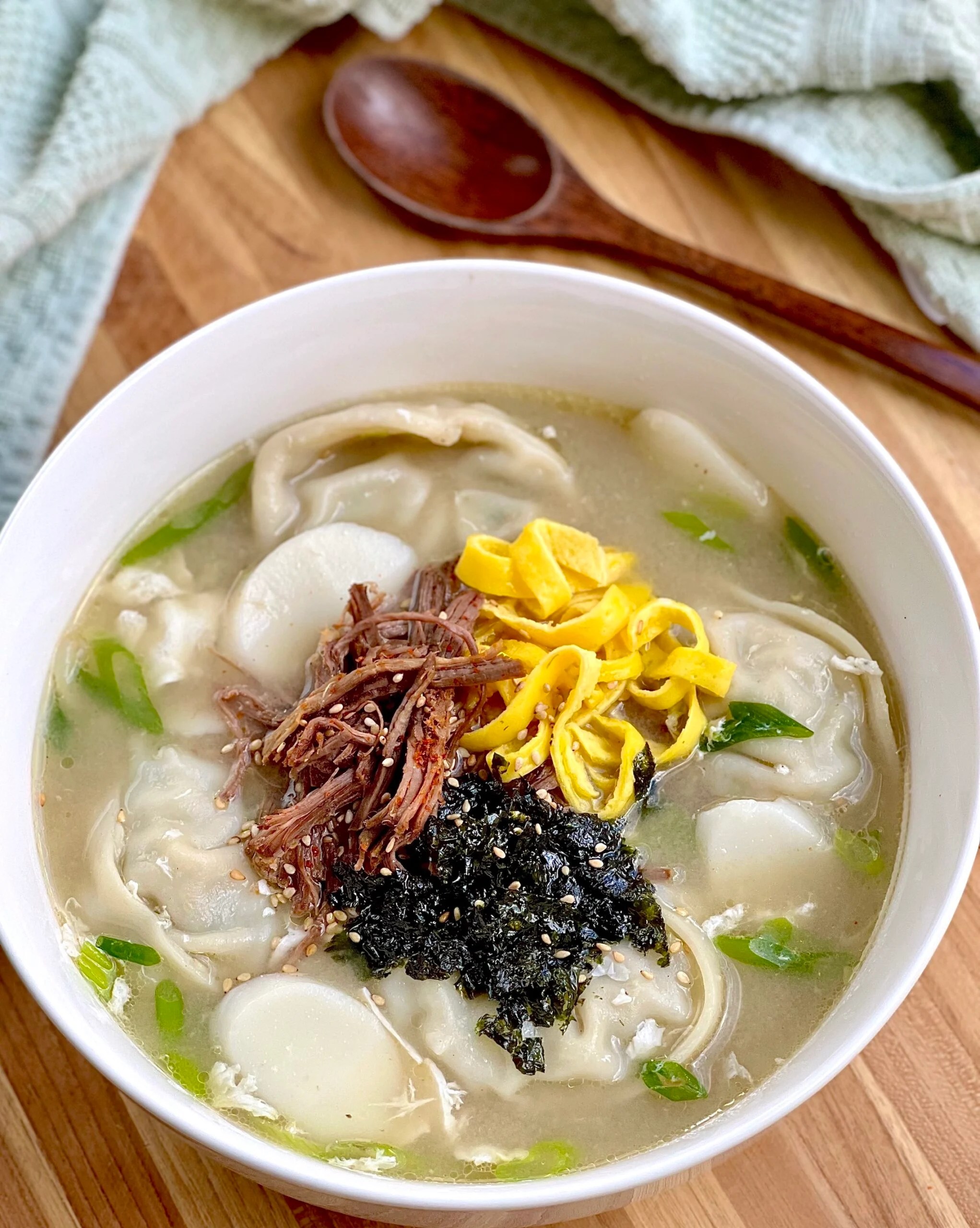 Tteok Mandu Guk (Rice Cake Soup with Dumplings)