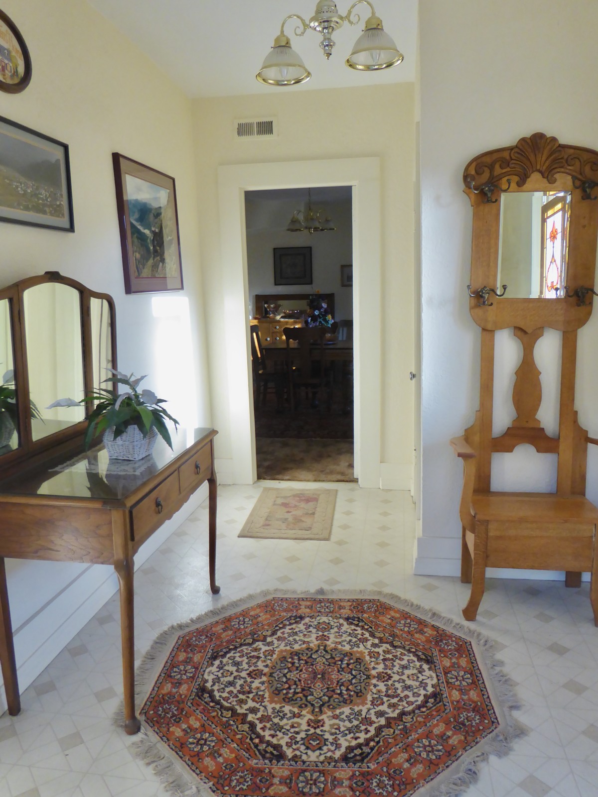 Bowman House on Corner Lot with Apartment over Garage 1469 Reese St