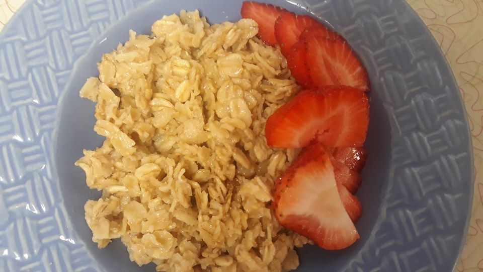 Daily Meal Plan Survival Kit (Oatmeal & Strawberries) Blogging