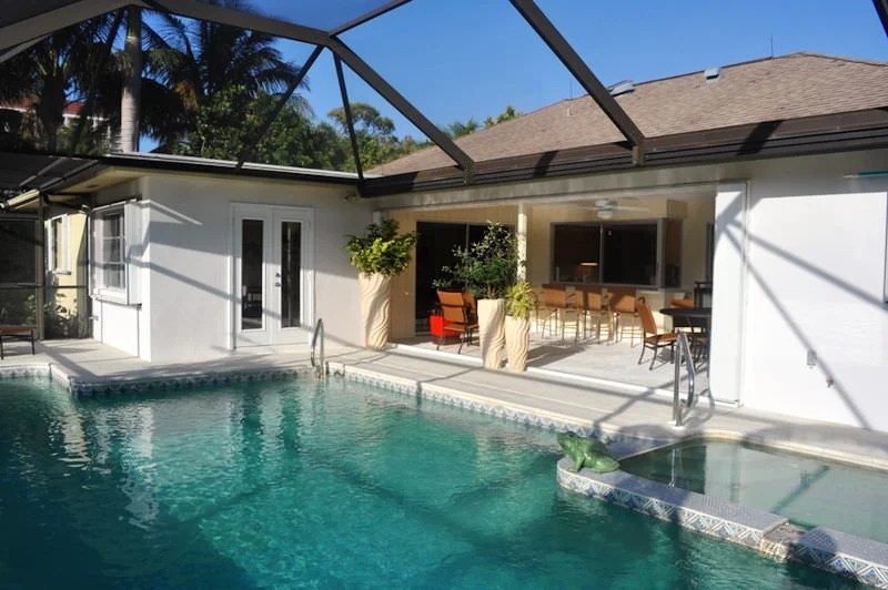 Bella Luce, Naples Luxury Vacation Rental, Walk to Beach, pet frien