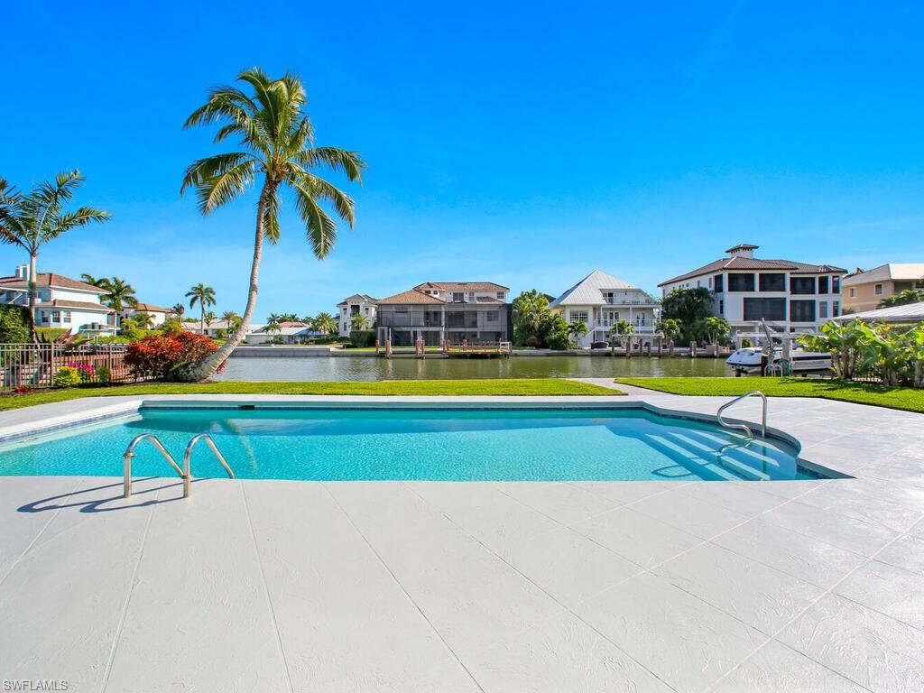 Naples FL Canal & Waterfront Homes Boating Communit