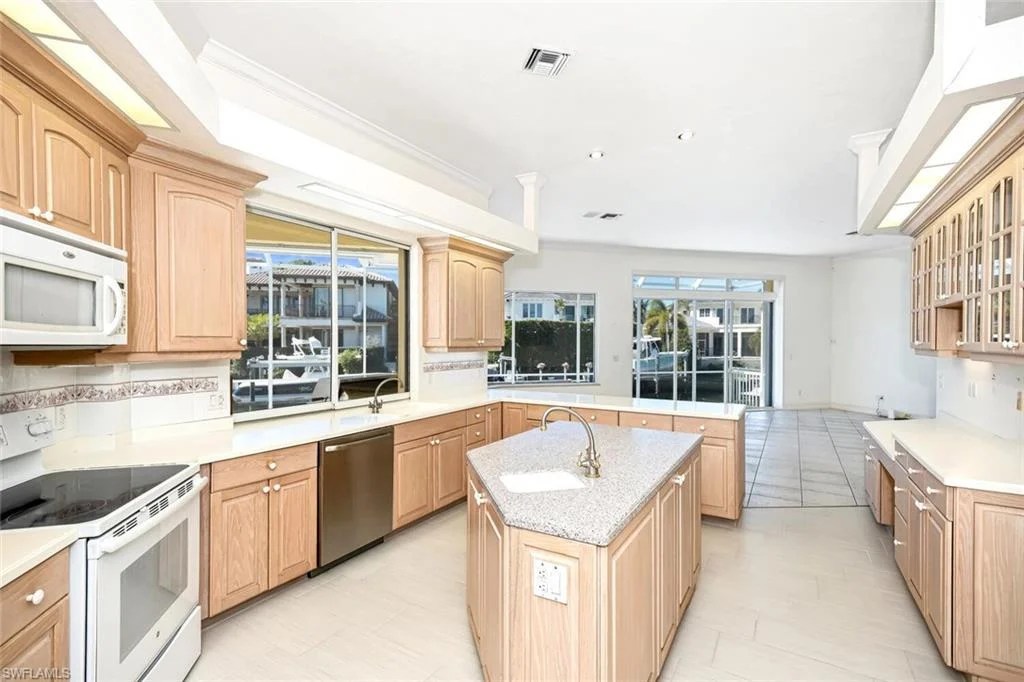 Naples, FL Canal & Waterfront Homes Boating Communities Steps to