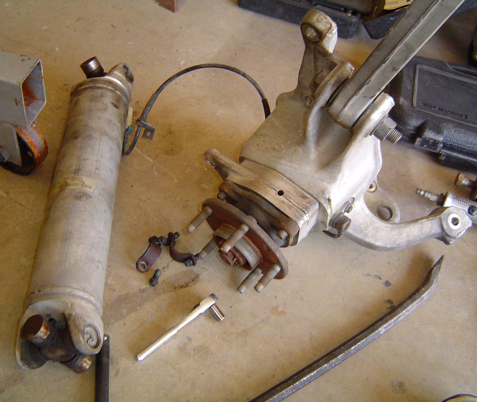 Disassembly_Rear_Axle Shaft & Knuckle_tools_right | Michael Publishing