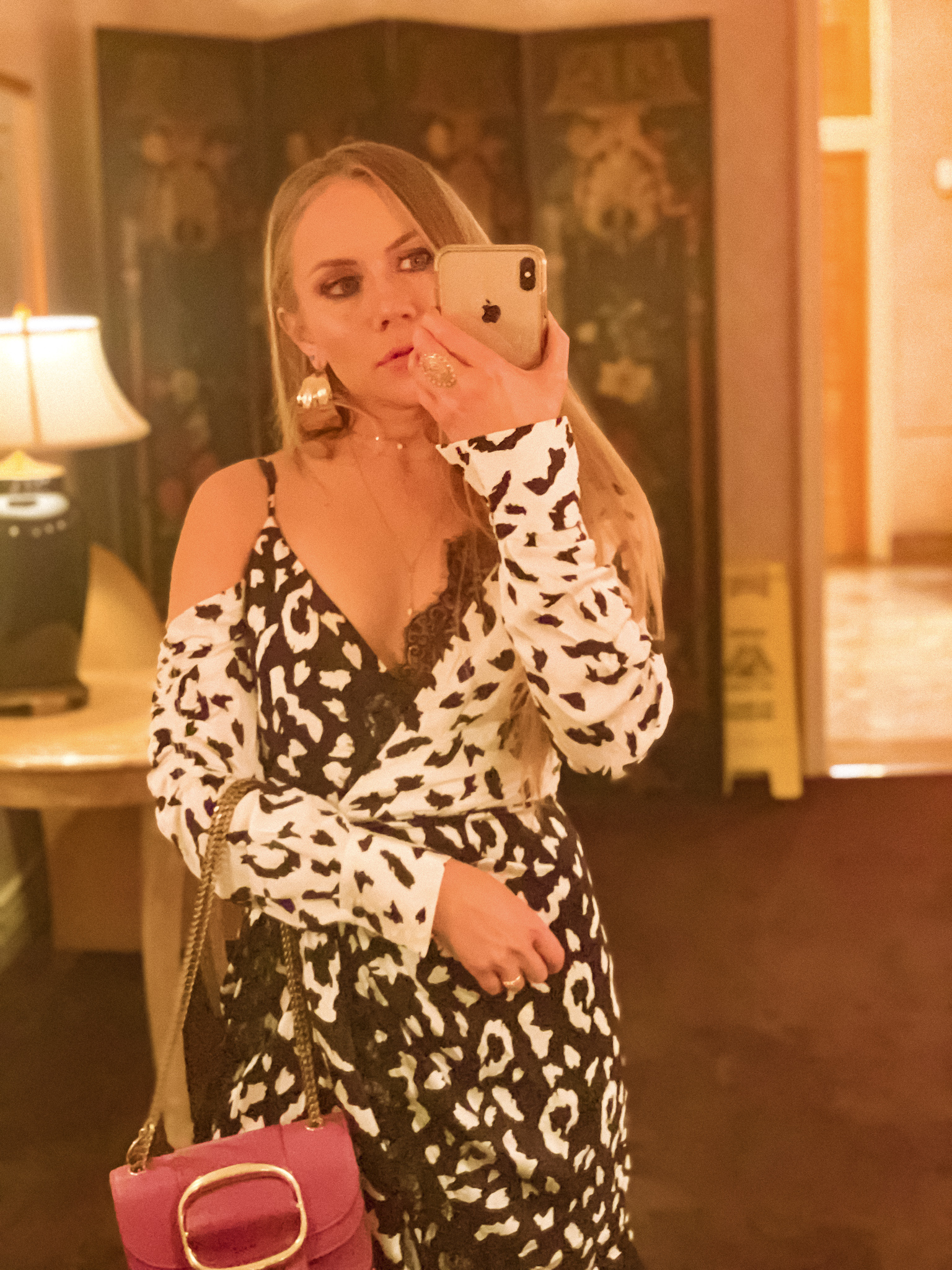 Self-Portrait asymmetrical wrap dress in black and white animal print for a night out | mini vestido da grife Self-Portrait com saia traspasse e estampa animal print em preto e branco para um look da noite bacana