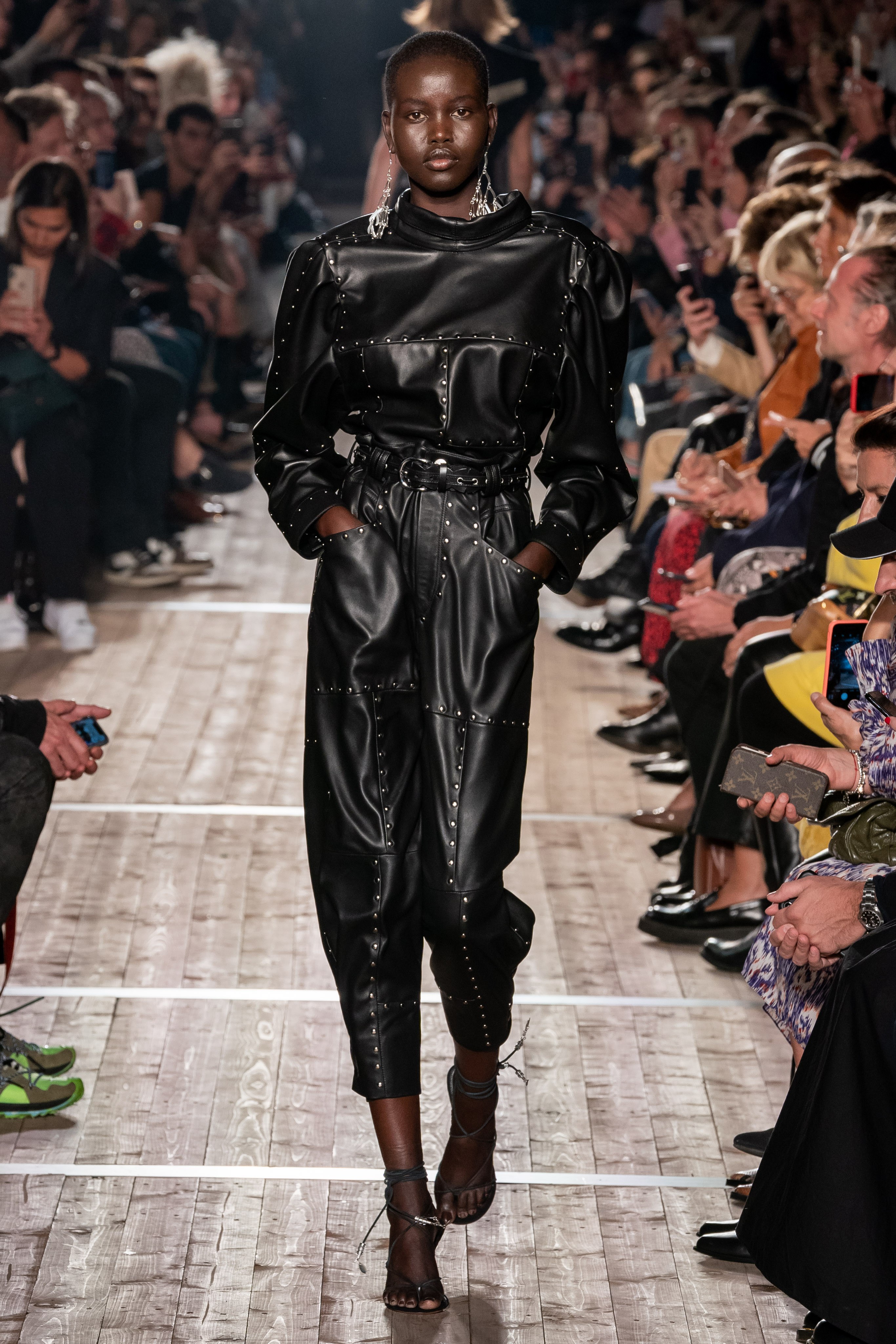 The FIVE biggest trends from the Paris Fashion Week Spring/Summer 2020 runways, broken down for you! | As top CINCO tendências da Semana de Moda Paris Spring/Summer 2020!  Photo via Vogue
Big shoulders, shoulder pads | ombreiras
Isabel Marant