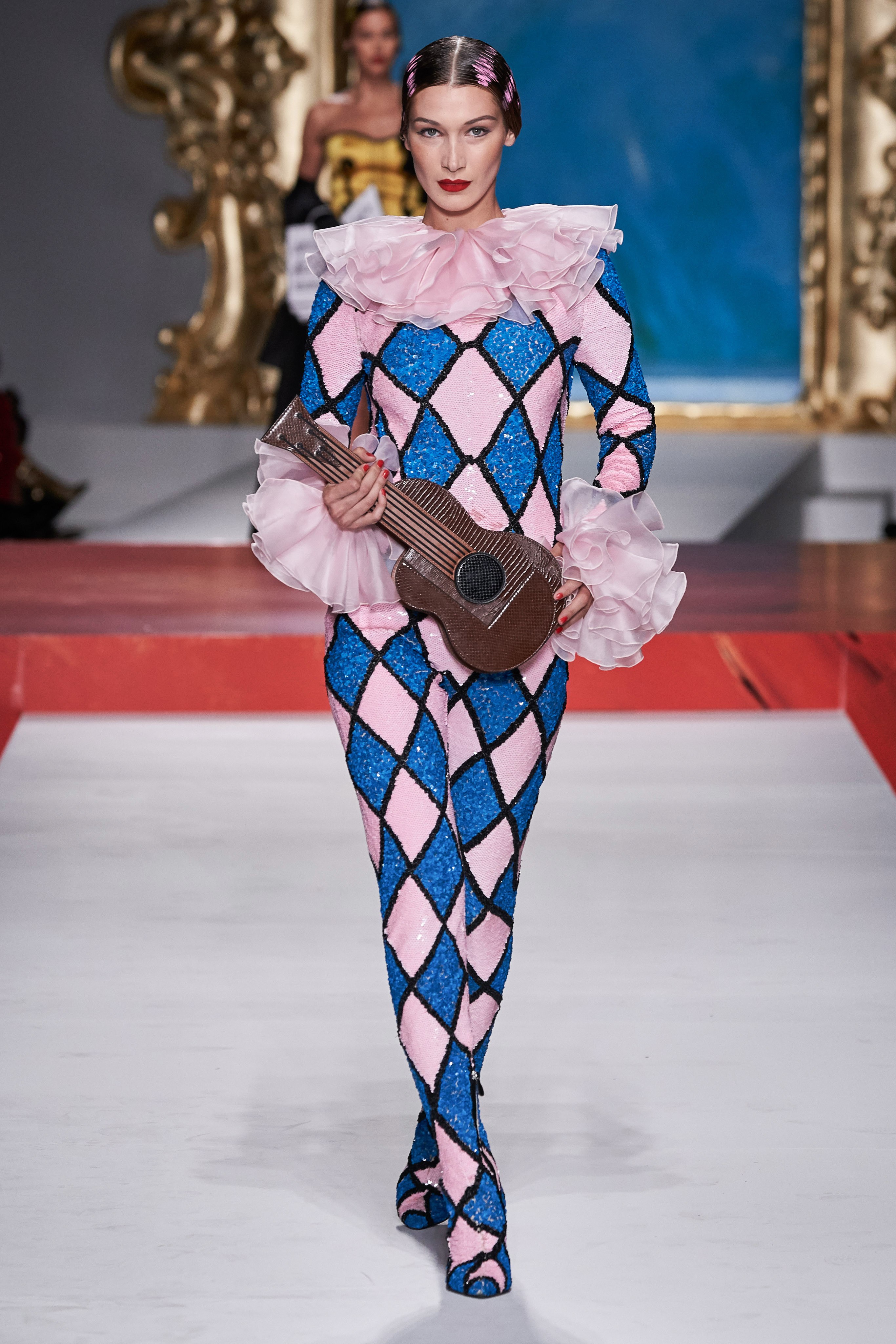 Moschino Spring/Summer 2020: Runway Critique on Pablo Picasso, Trends, and Feminism | Resenha do desfile da Moschino, Pablo Picasso, tendências, e sim, feminismo 
Art and fashion | Arte e moda
Bella Hadid as the Harlequin |Bella Hadid de arlequim 
