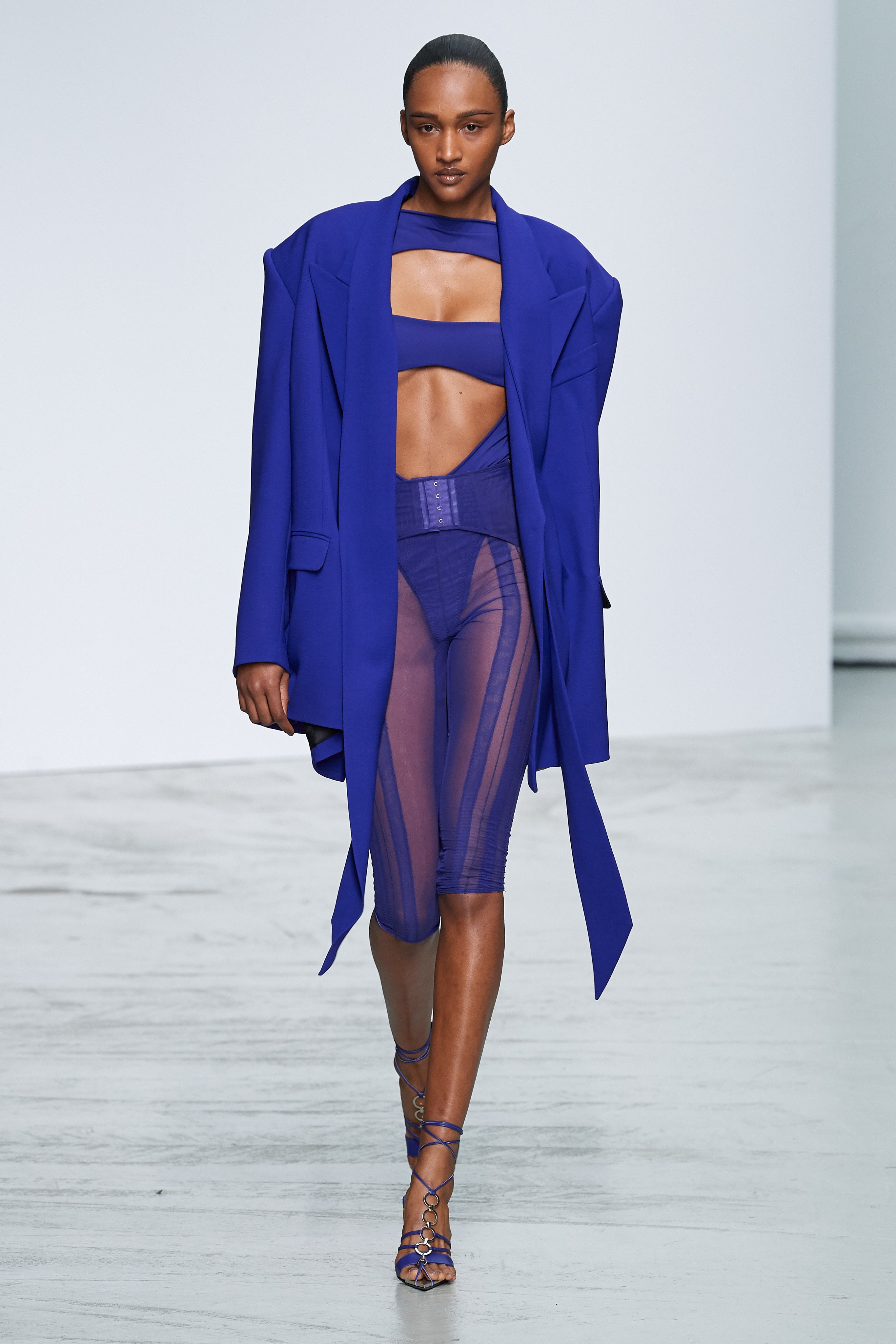 The FIVE biggest trends from the Paris Fashion Week Spring/Summer 2020 runways, broken down for you! | As top CINCO tendências da Semana de Moda Paris Spring/Summer 2020!  Photo via Vogue
Mugler