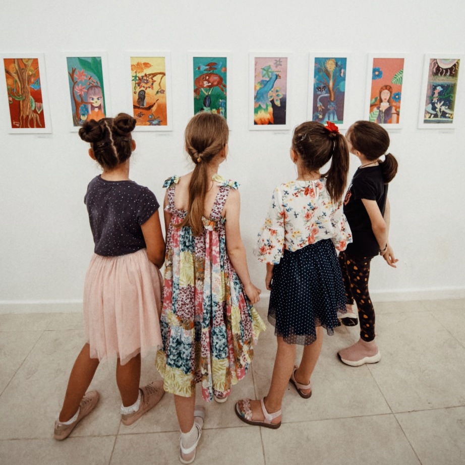 Ce învață copiii la Comoara cu Artă. Interviu exclusiv cu Adelina Ardelean