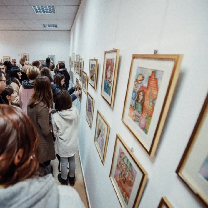 Ce învață copiii la Comoara cu Artă. Interviu exclusiv cu Adelina Ardelean