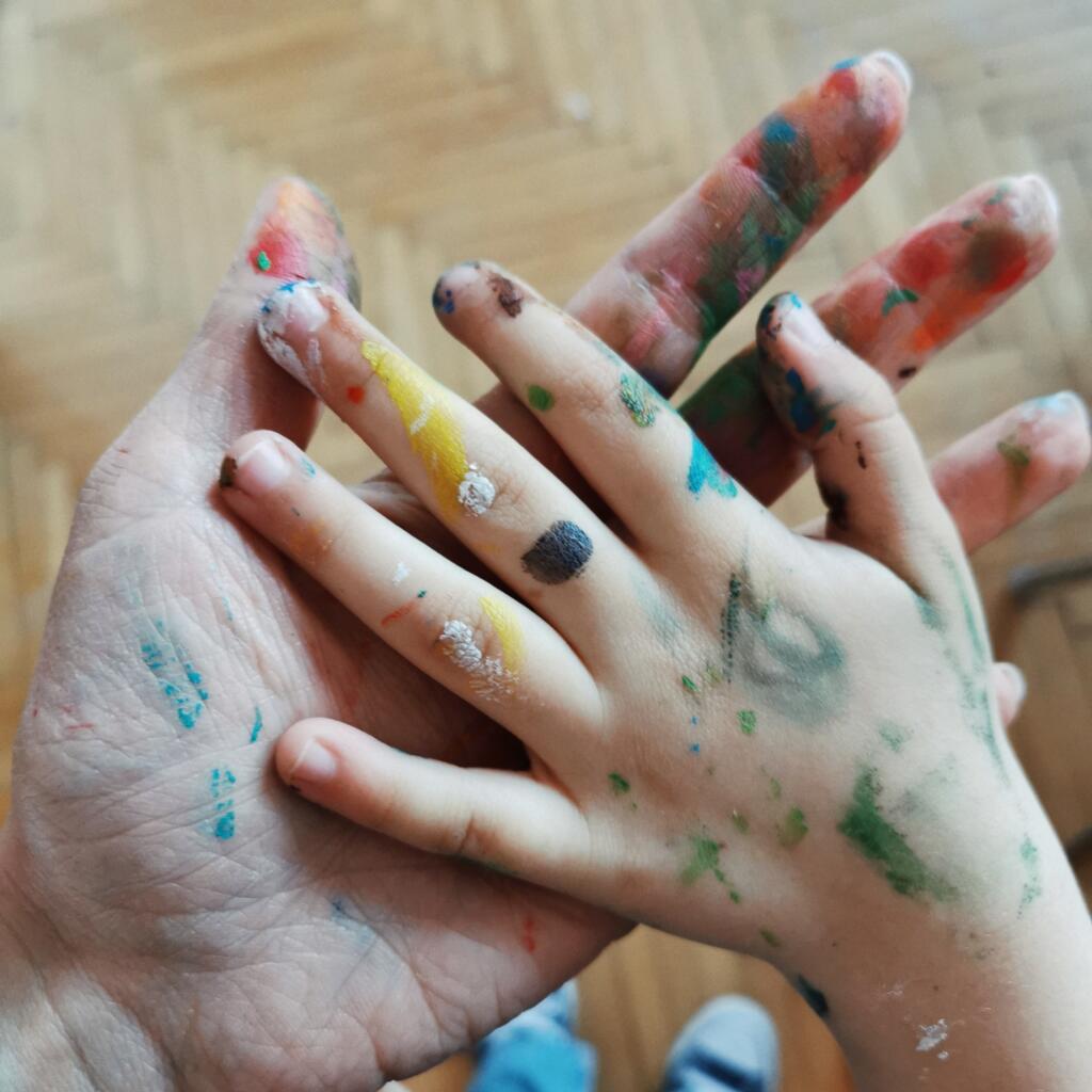 Ce învață copiii la Comoara cu Artă. Interviu exclusiv cu Adelina Ardelean