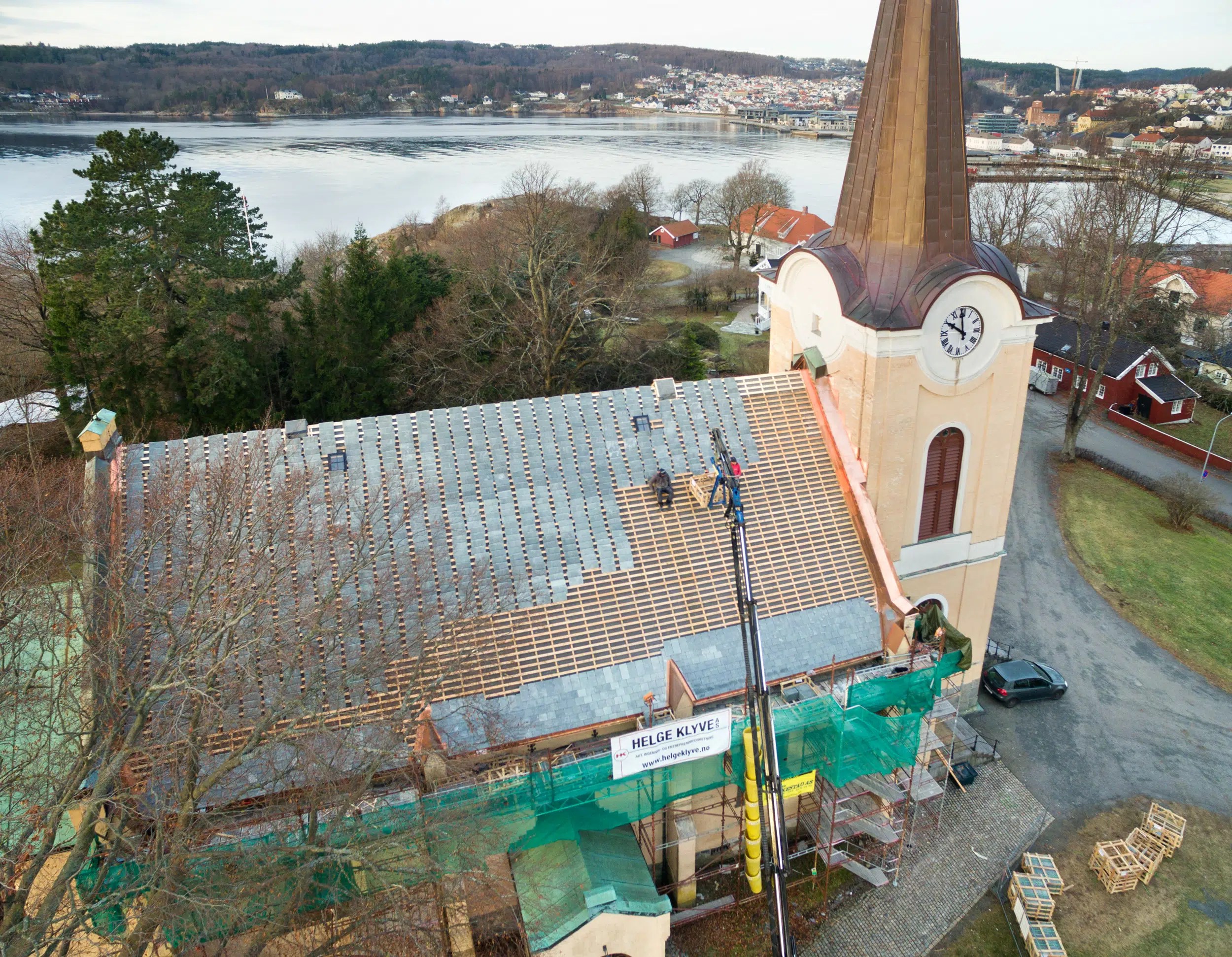 Ny takskifer på Larvik kirke etter 156 år! Stoneart