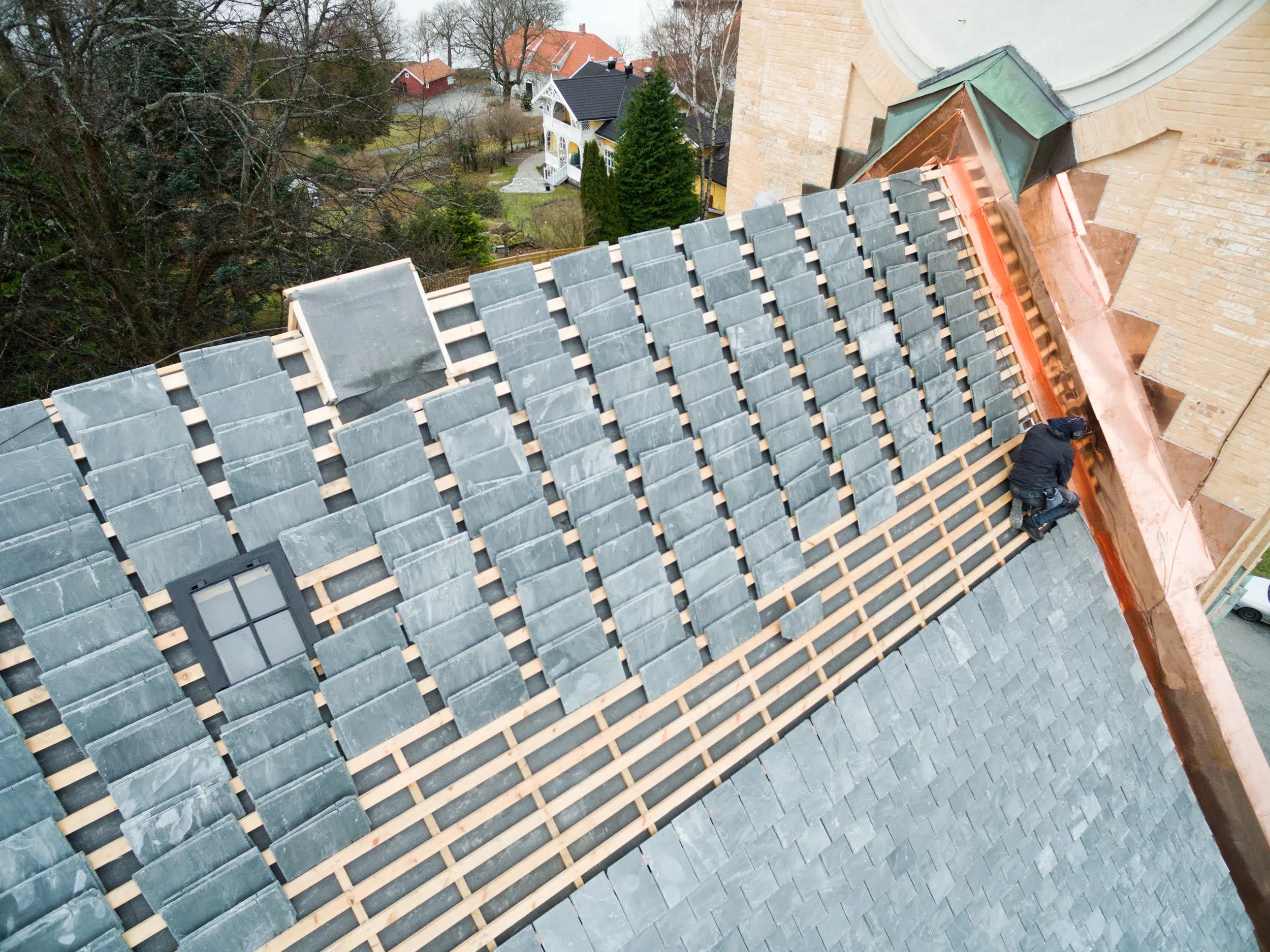 Ny takskifer på Larvik kirke etter 156 år! Stoneart