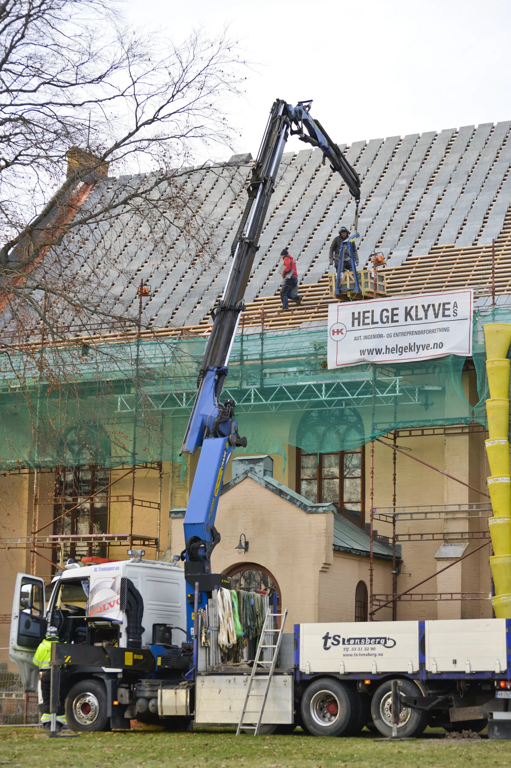 Ny takskifer på Larvik kirke etter 156 år! Stoneart