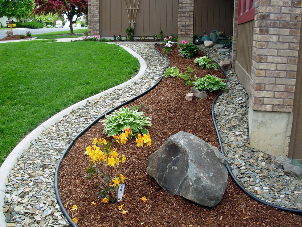 25 Small Front Yard Landscaping Ideas With Rocks and Mulch