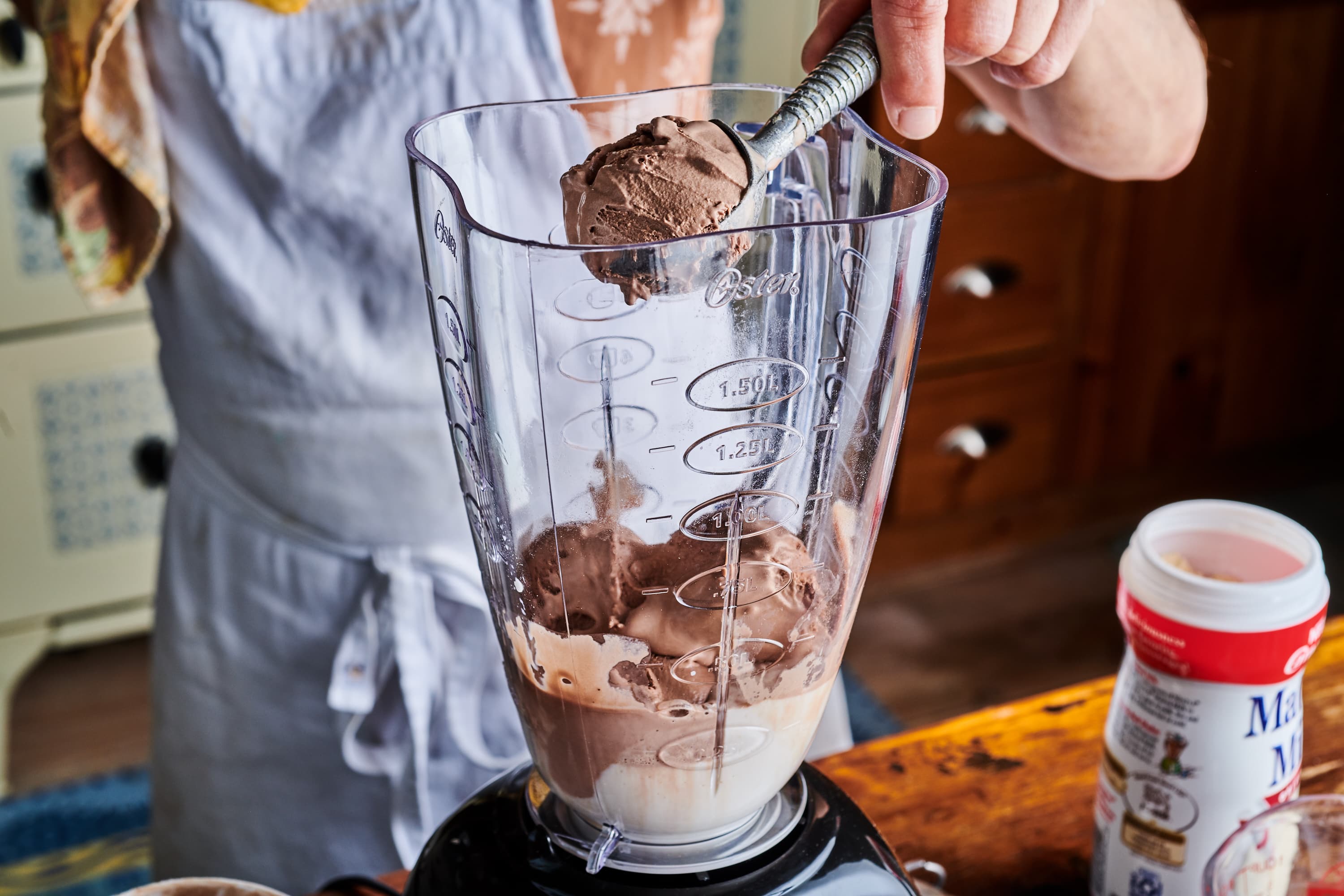 How To Make A Chocolate Milkshake With A Blender Storables