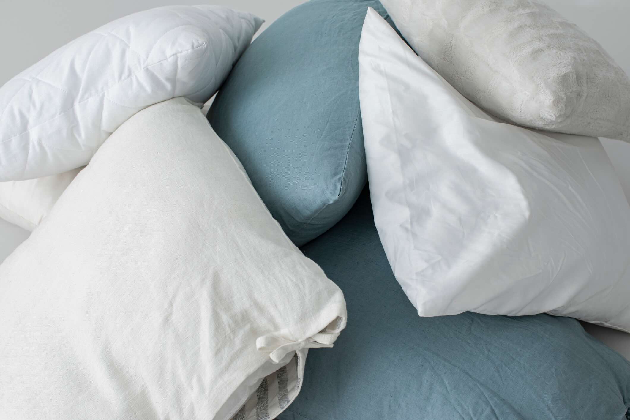 How To Fluff New Pillows Storables