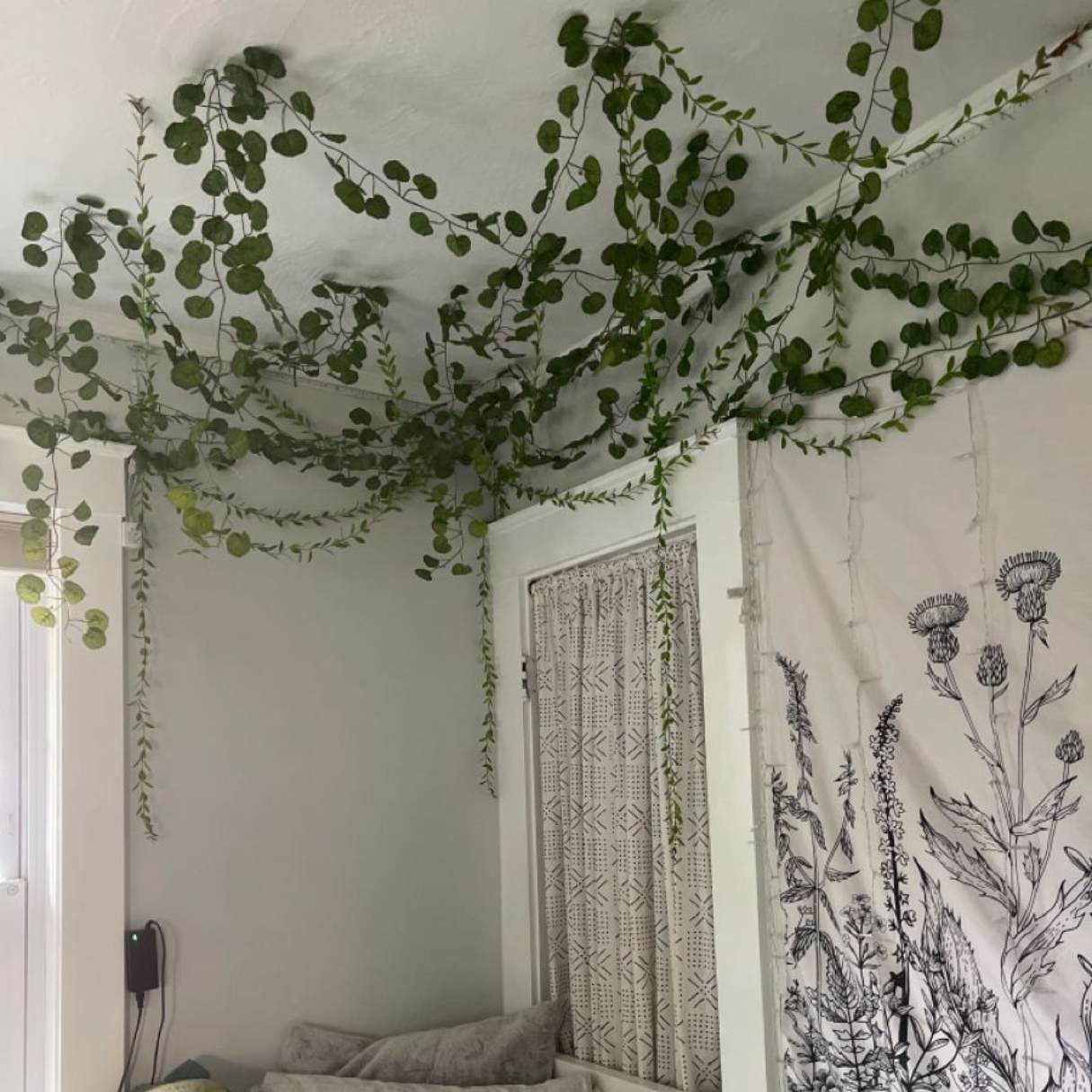 How To Hang A Bed Canopy From The Ceiling | Storables