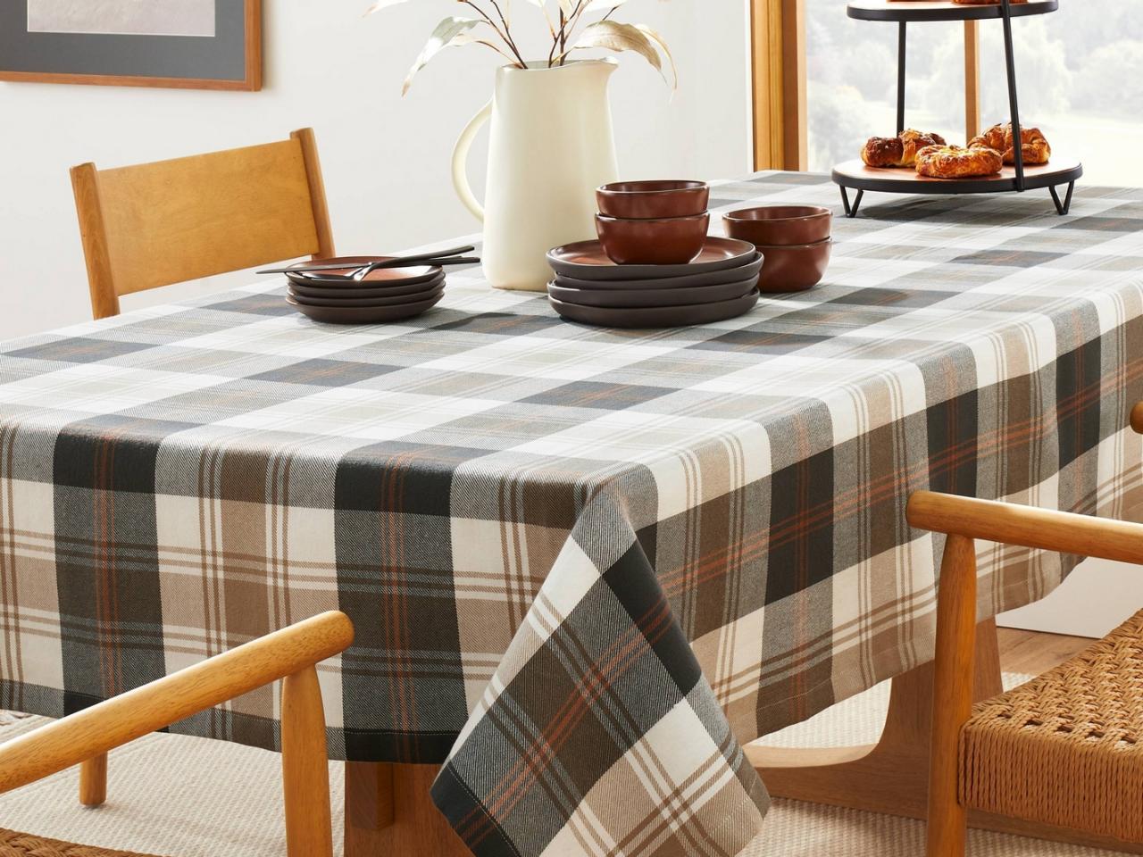 How To Choose A Tablecloth Color Storables