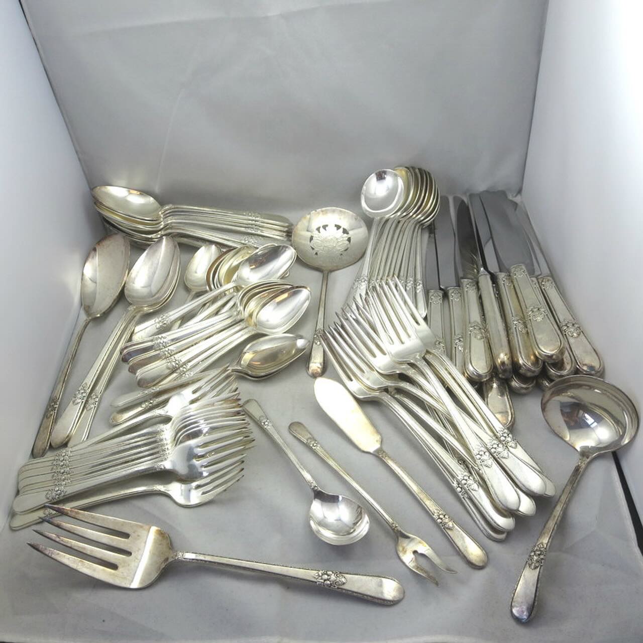 How To Determine If Rogers Silverware Is Authentic Storables
