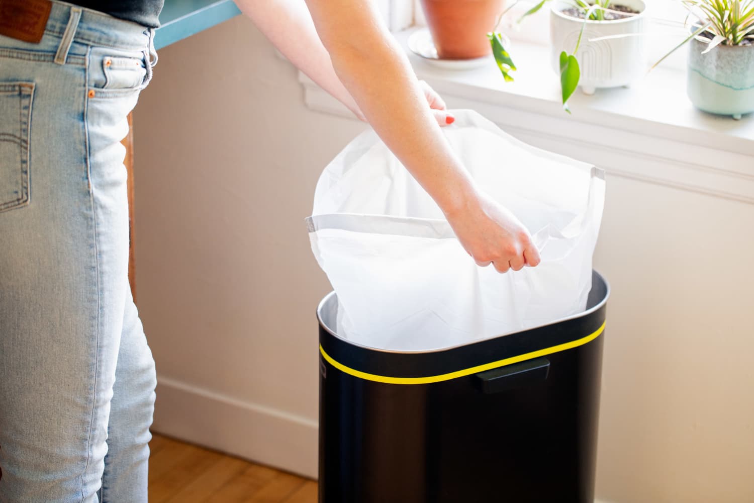 How To Put A Trash Bag In The Trash Can Storables