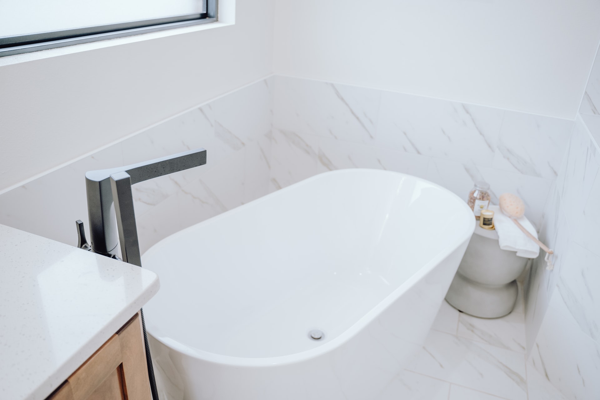What To Do If Your Bathtub Won't Drain? Storables