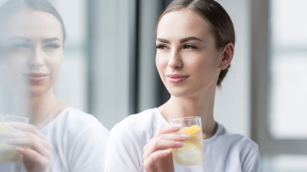 How to Use Lemon Water to Fight Heartburn, Acid Reflux, and More 1MD