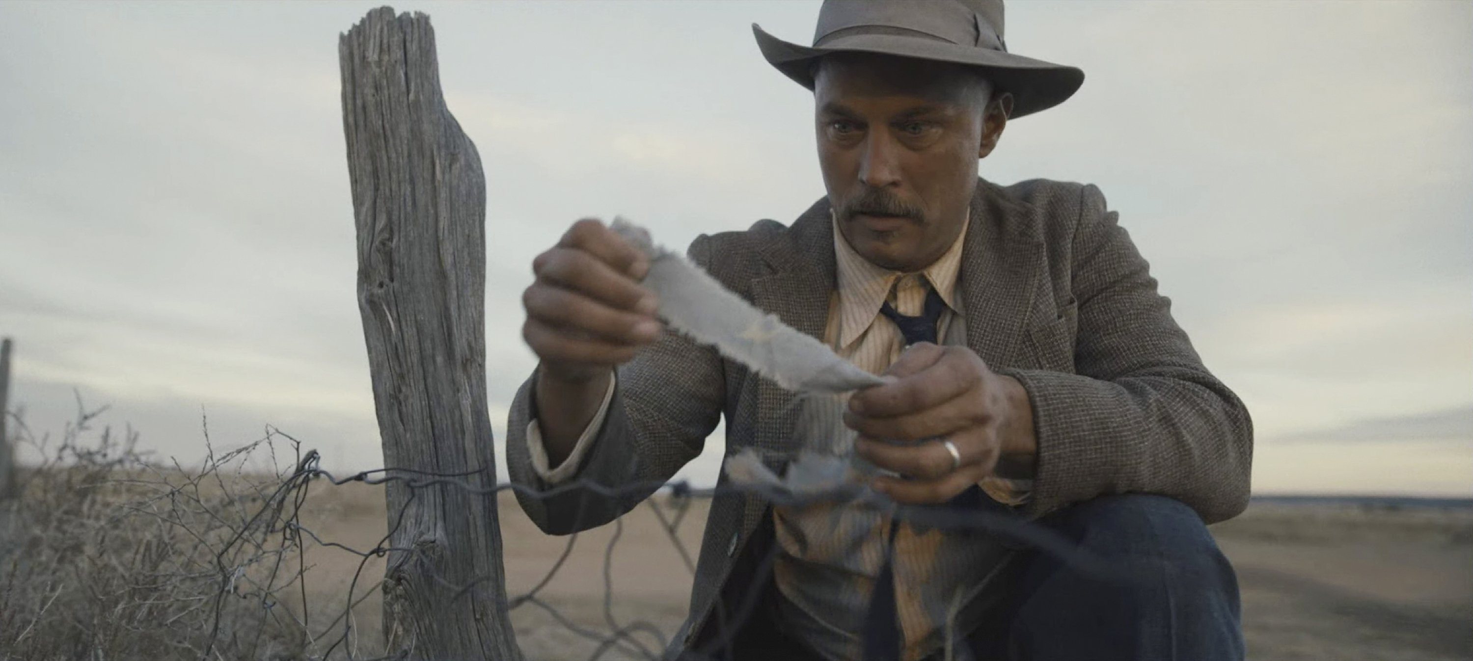 Review Robbie's glamour cuts through dust in 'Dreamland' AP News