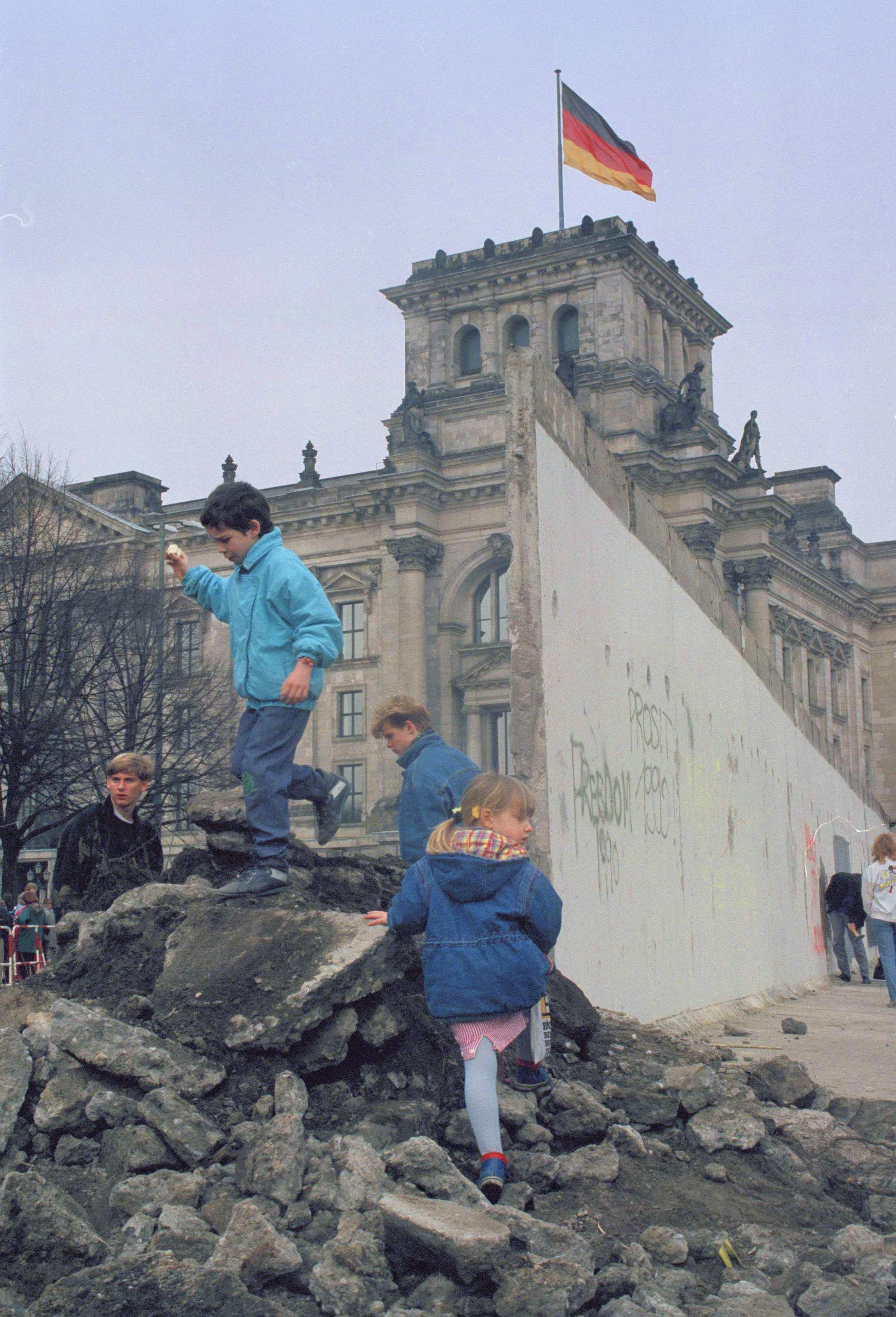 AP PHOTOS Berlin Wall through the years AP News