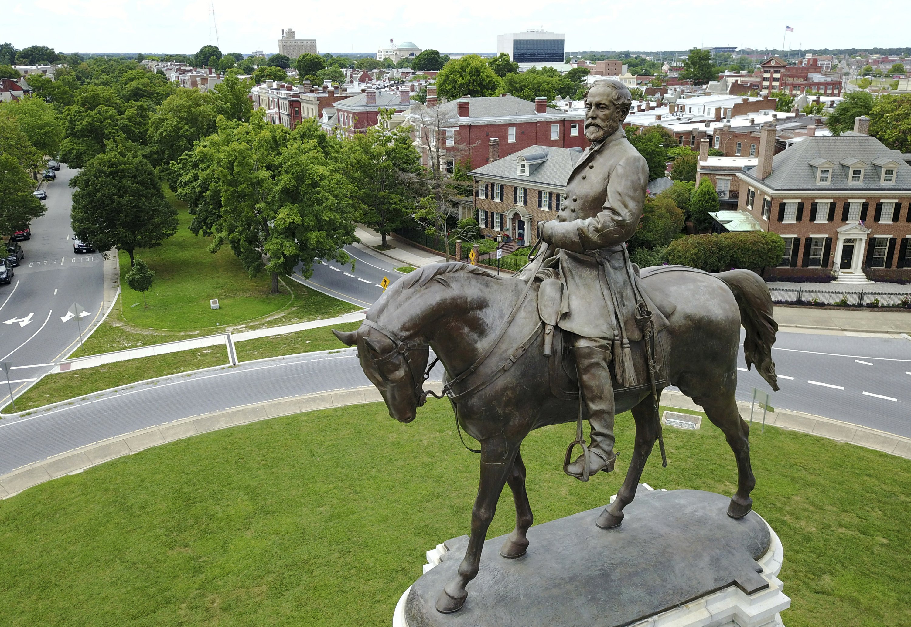 Judge won’t dismiss Lee statue lawsuit; case heads for trial AP News