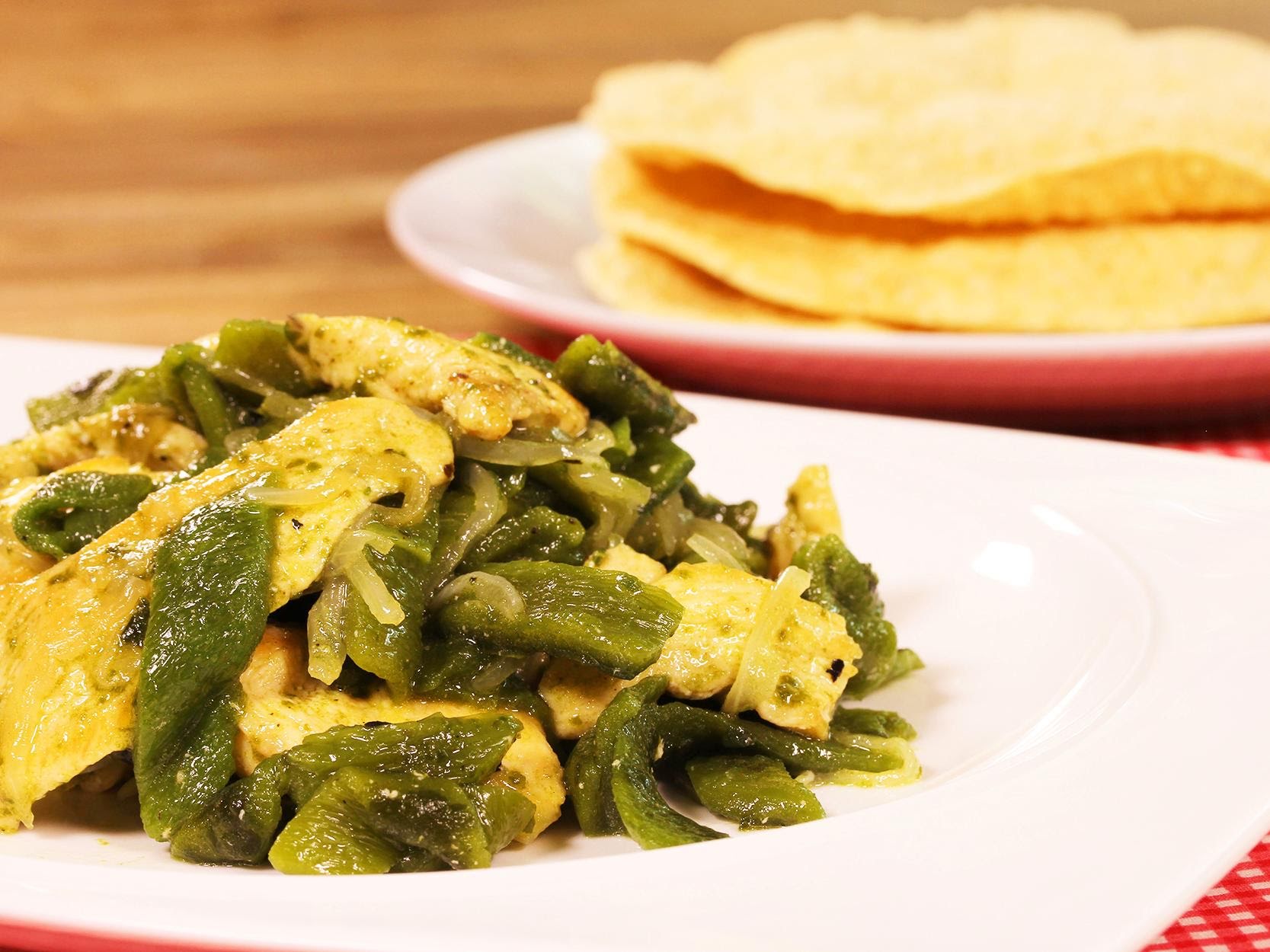 Rajas de chile poblano con pollo de 250.2 Kcal Receta fácil en la app Avena