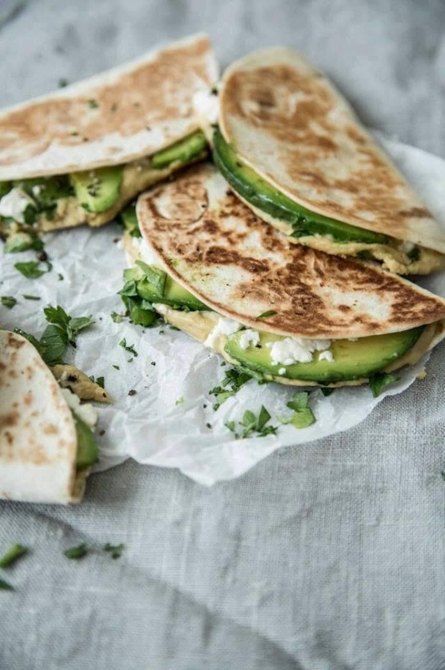 Quesadilla de queso panela y aguacate. Fresas de postre de 229 Kcal