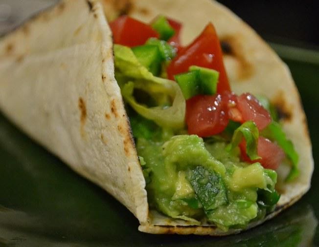 Tacos de guacamole y agua de papaya de 165 Kcal Receta fácil en la