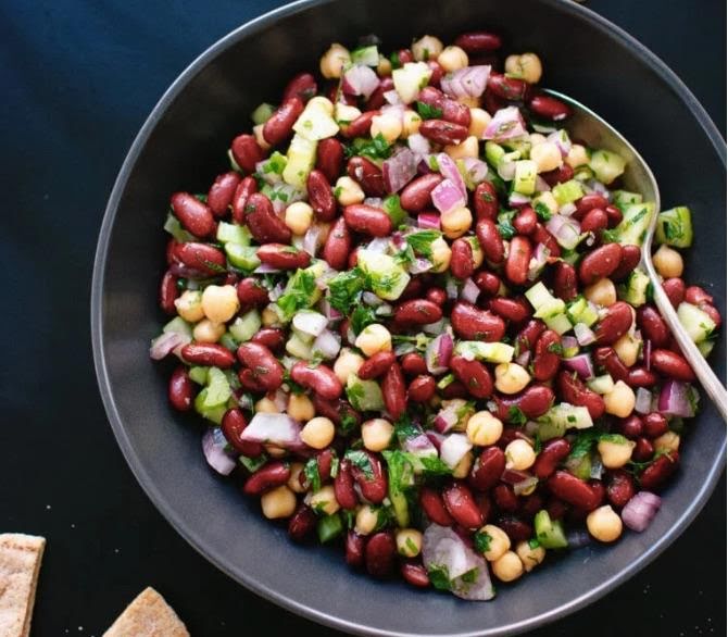 Ensalada de libanesa frijoles y garbanzo con panela de 437 Kcal