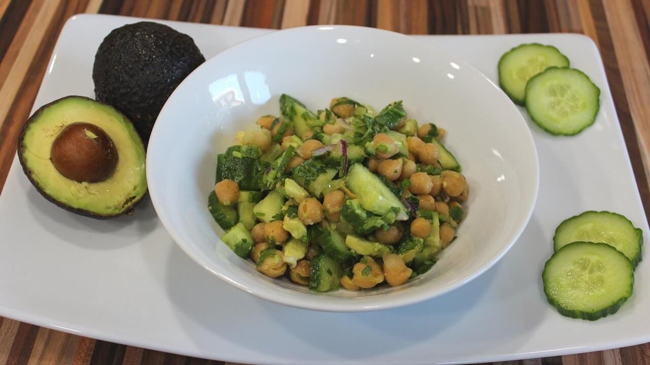 Ensalada de garbanzos, elote y aguacate de 255 Kcal Receta fácil en