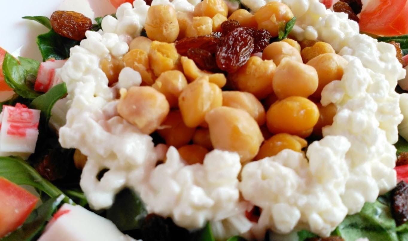 Ensalada de cottage, garbanzo y arándano de 178 Kcal Receta fácil en