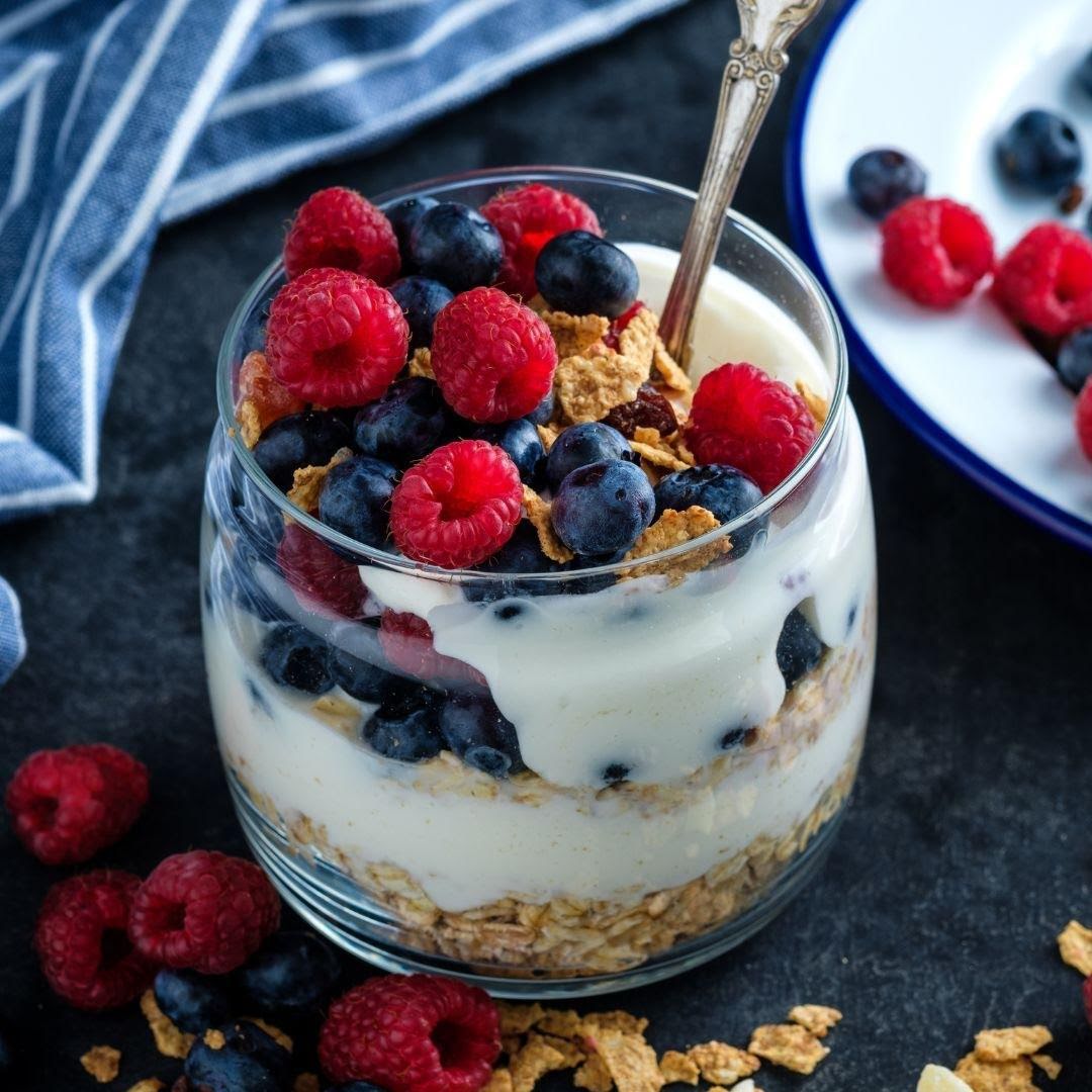 Yogurt con frutos rojos, miel y granola de 538 Kcal Receta fácil en la app Avena