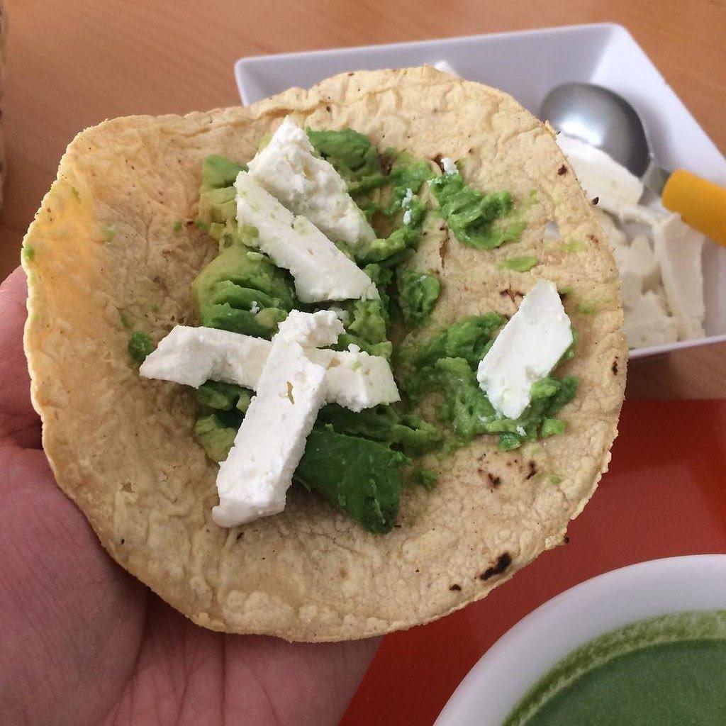 Taco sencillo de queso con aguacate de 176 Kcal Receta fácil en la