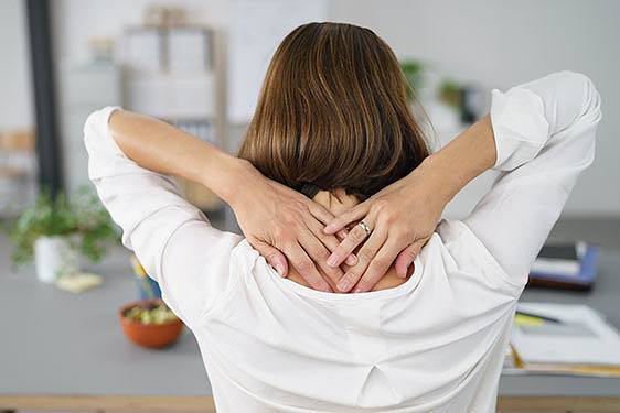 Pain behind ears and stiff neck when turning head Mal de dos