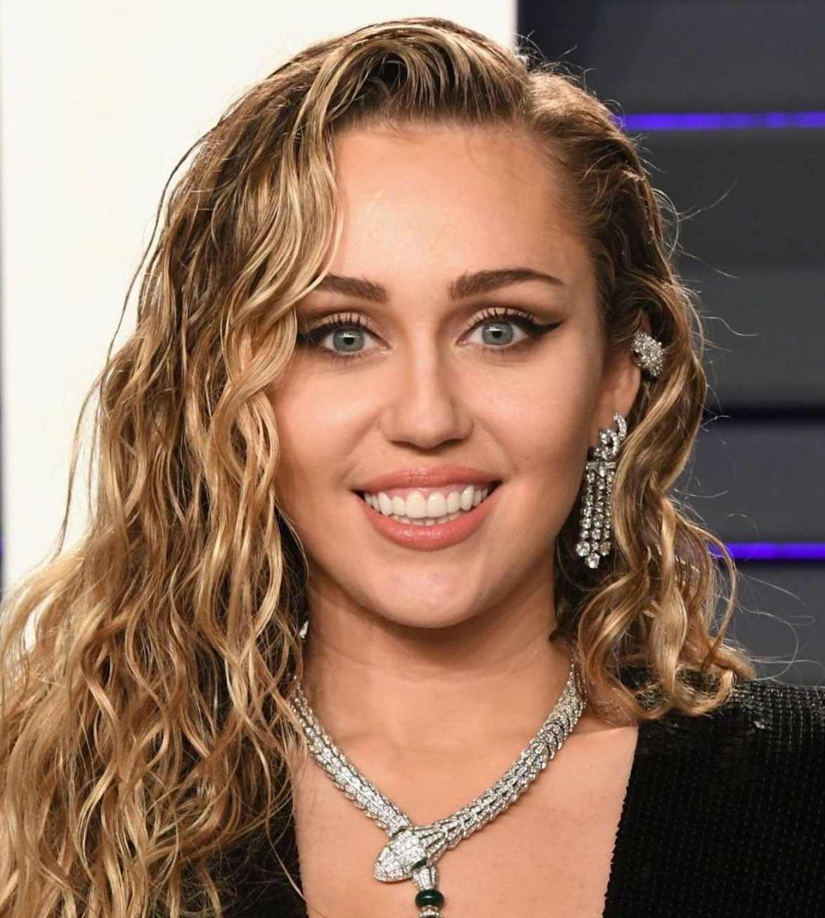 20 celebrities with fake teeth